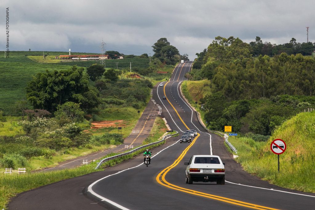 O governador Geraldo Alckmin entrega obras de recapeamento da SP-333 e descerramento de placa do Centro de Múltiplo Uso na cidade de Júlio Mesquita.Data: 10/022015. Local: Júlio de Mesquita/SP. Foto: Diogo Moreira/A2 FOTOGRAFIA