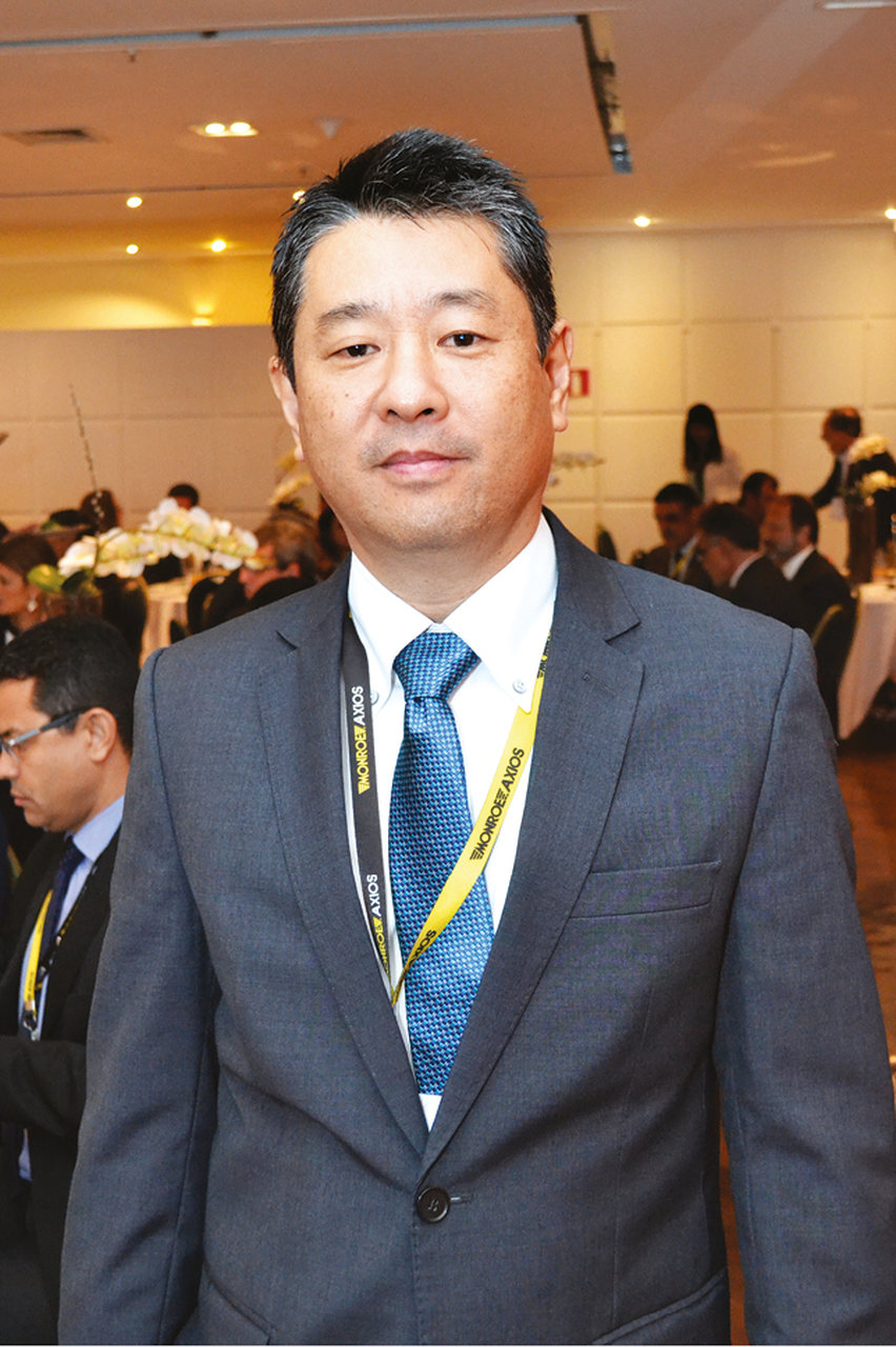 Eduardo Hiroshi, gerente comercial da NGK no Brasil