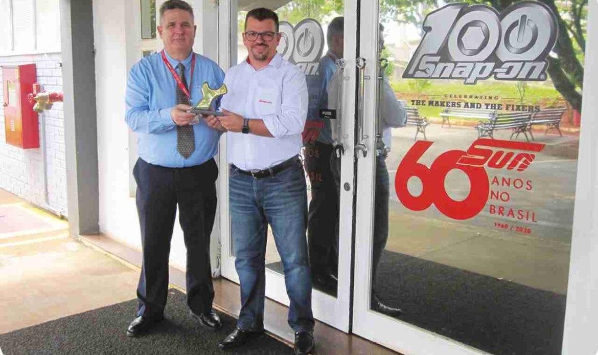 Estivemos na Snap-On para entregar o troféu a SUN, que foi eleita pelos reparadores a mais lembrada no quesito Equipamentos de Oficina. Adilson Birque e Eduardo Zanetti receberam a premiação.