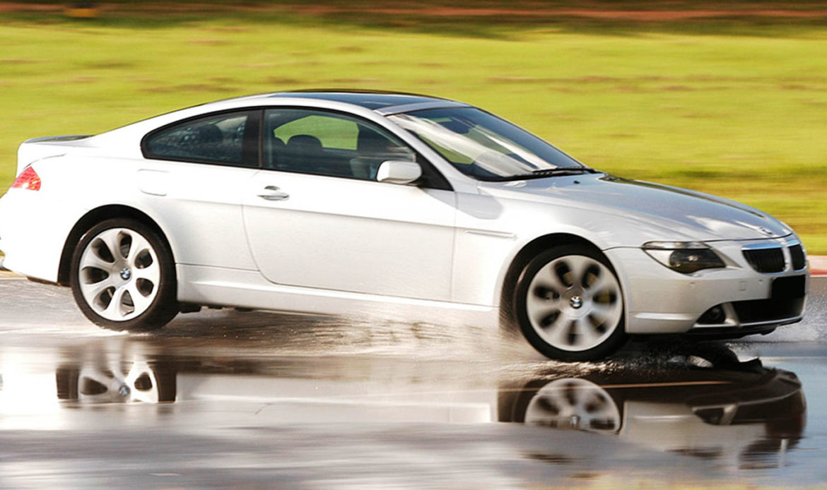 O sensor de velocidade da roda (ABS) é responsável por enviar ao ECM o sinal de anomalia para que a luz de advertência seja acesa no painel de instrumentos, informando ao dono do veículo que o sistema precisa ser verificado por um reparador.