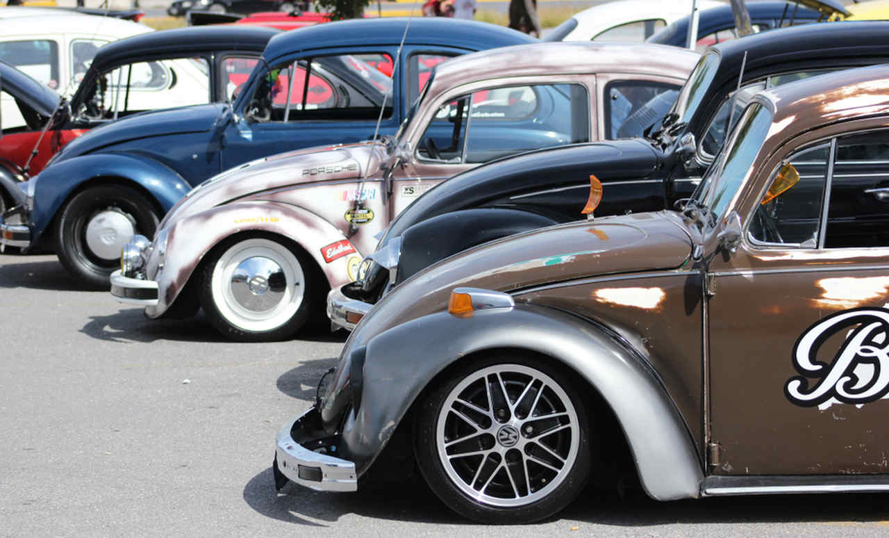 Um encontro de fanáticos pelo Fusca Rebaixado. Vários veículos com a mesma modificação.