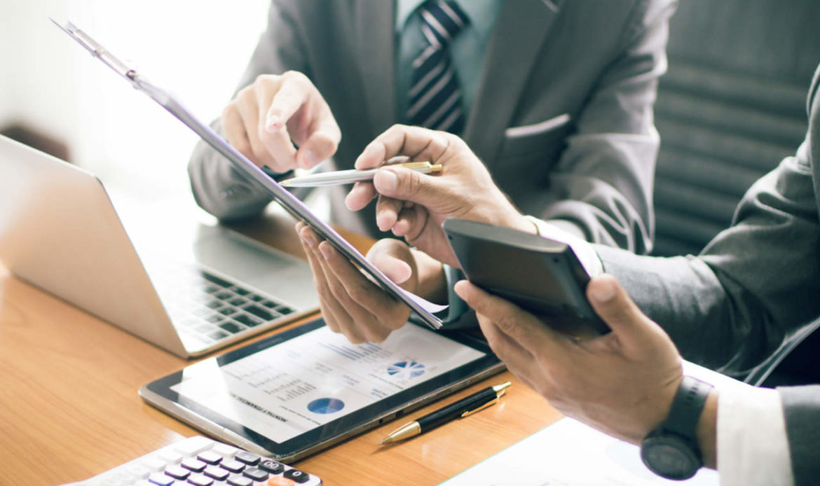 Estimativa da Federação do Comércio de Bens, Serviços e Turismo do Estado de São Paulo (FecomercioSP) aponta que aproximadamente 460 mil estabelecimentos ficarão fechados, o que impacta negativamente no faturamento da empresa, na manutenção de empregos e, consequentemente, na economia do Estado. Inclusive, fiscalizações têm sido feitas para coibir o descumprimento da medida.