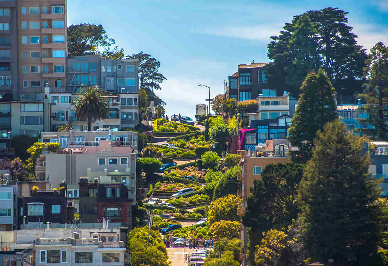 A Lombard Street, em San Francisco, nos EUA, é a via mais tortuosa do mundo.