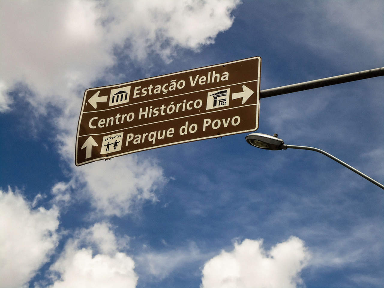 As placas indicando destinos turísticos em Campina Grande, na Paraíba.
