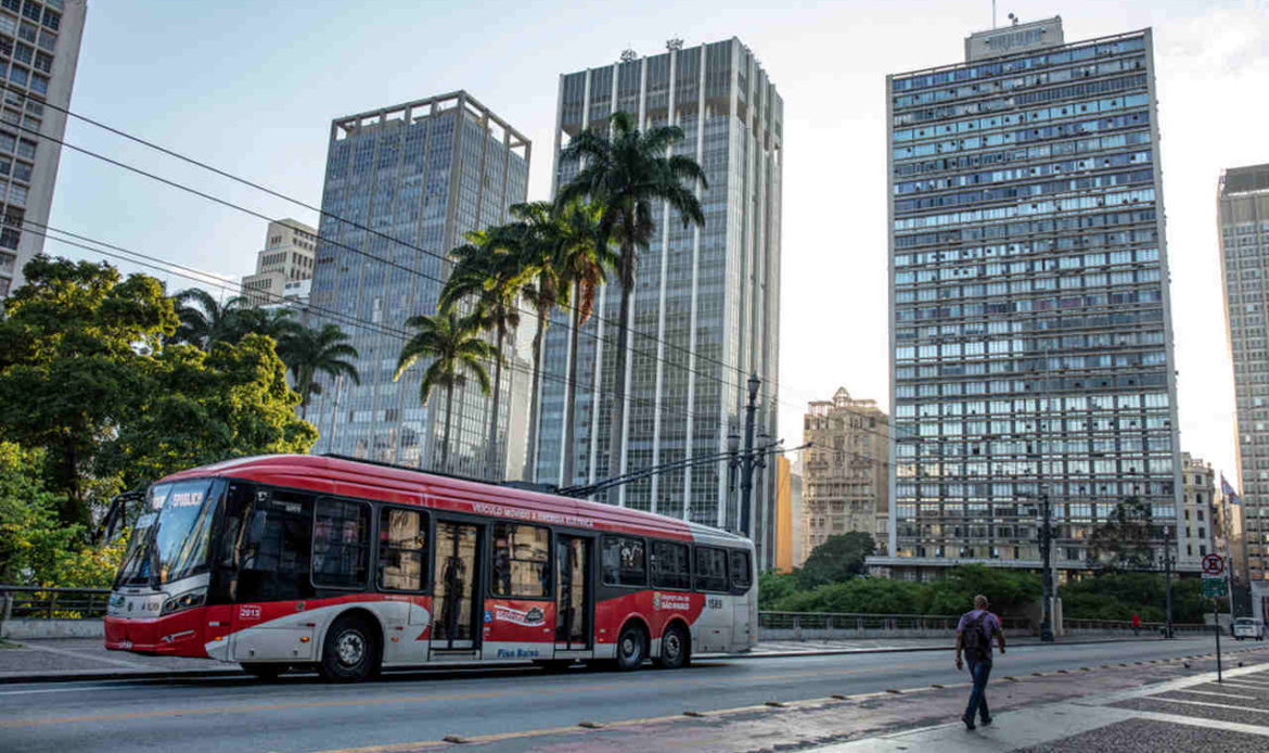Um trólebus na cidade de São Paulo.