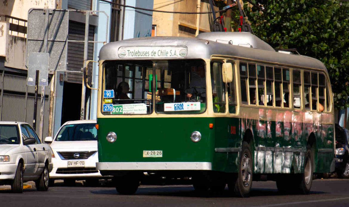 O tradicional e "tombado" trólebus de Valparaíso, no Chile.