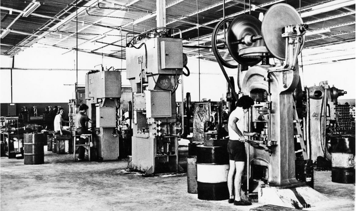 Interior da indústria Zen S. A. em meados de 1974, logo depois de se instalar em Brusque, vinda de São Paulo.