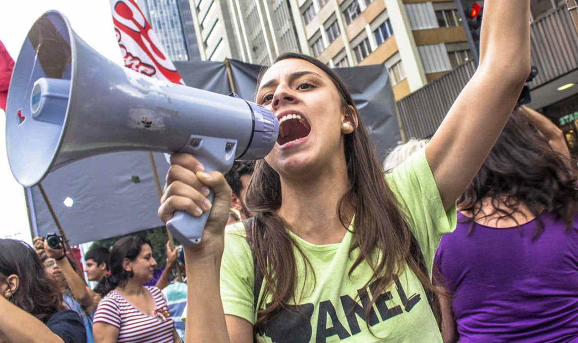 Jovem protestando pelos direitos das mulheres em nossa sociedade.
