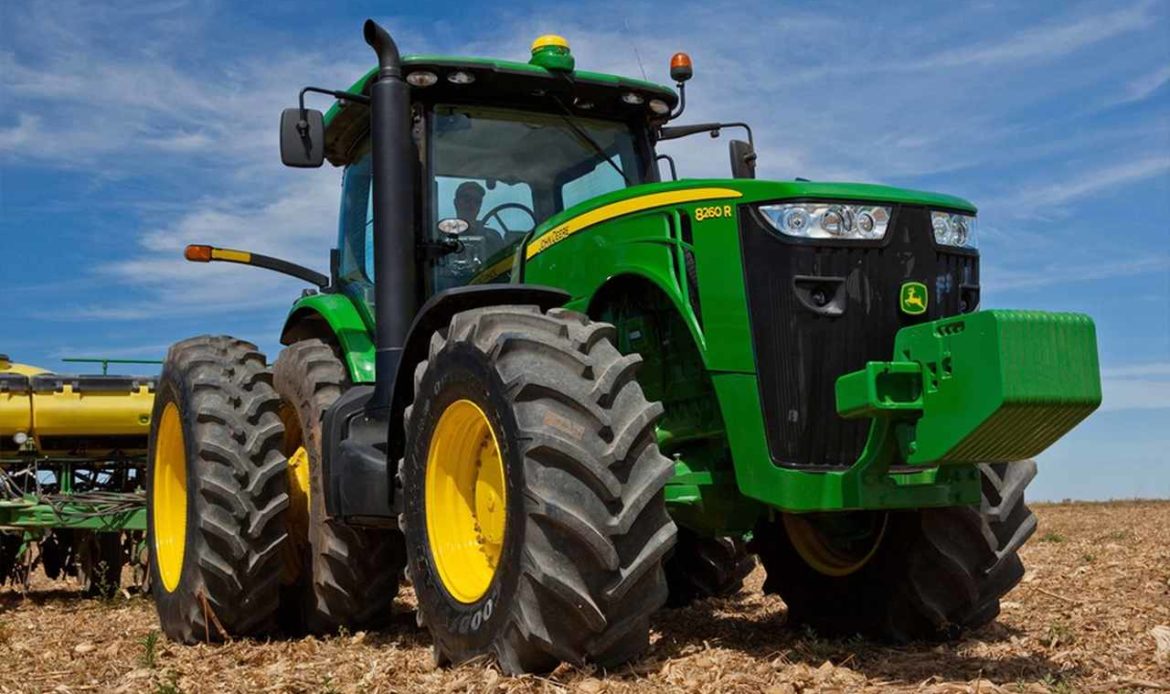 Trator da John Deere. As máquinas agrícolas também compõem o segmento de veículos