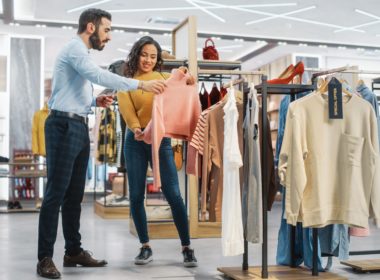 varejo paulista, em uma loja vendedora ajuda consumidora a escolher uma blusa cor de rosa