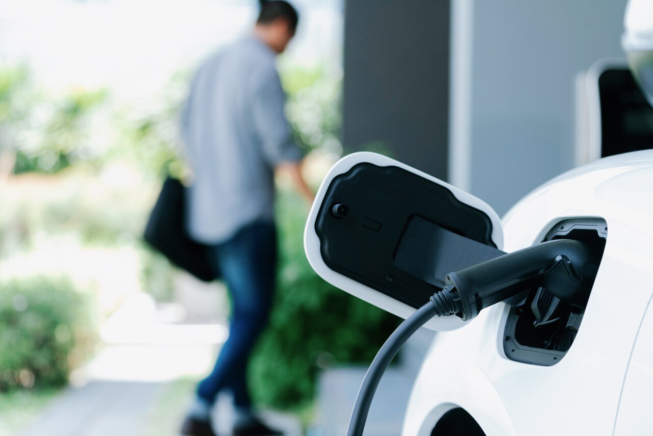 Agência internacional prevê venda recorde de carros elétricos em 2024