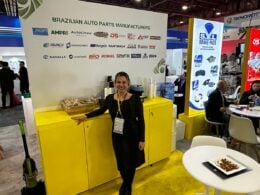 Fernanda Garavello, Coordenadora do Projeto de Fomento à Exportação na Apex Brasil em frente ao stand do Brasil