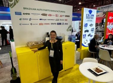 Fernanda Garavello, Coordenadora do Projeto de Fomento à Exportação na Apex Brasil em frente ao stand do Brasil