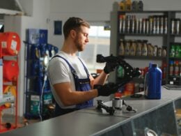 Auto Parts Salesperson 'Performance of the Automotive Aftermarket MAPA: Analysis from October 20 to 24'