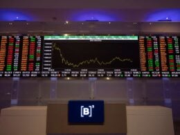 Display com preços de ações no moderno centro de visitantes da B3, Bolsa de Valores de São Paulo, Brasil