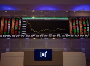 Display com preços de ações no moderno centro de visitantes da B3, Bolsa de Valores de São Paulo, Brasil