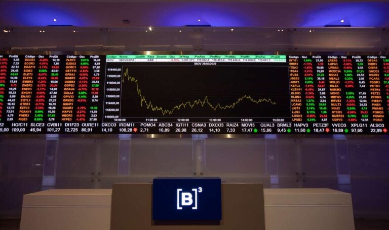 Display com preços de ações no moderno centro de visitantes da B3, Bolsa de Valores de São Paulo, Brasil