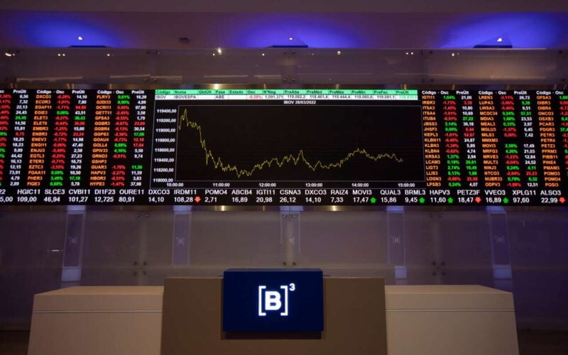 Display com preços de ações no moderno centro de visitantes da B3, Bolsa de Valores de São Paulo, Brasil