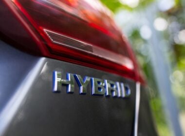 Carro híbrido cinza